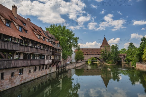Nürnberg (Nurnberg) Deutschland, Stadtsilhouette am Wasserturm und Pegnitzblick von der Maxbrücke