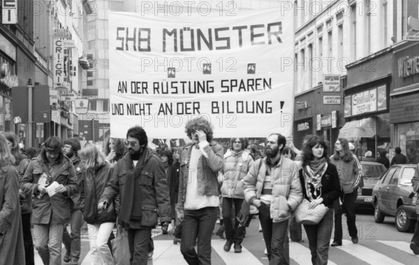 25, 000 called by the peace movement demonstrated against new nuclear missiles, neutron bomb and the Nato double decision on 4.4.1981 in Bonn, Germany, Europe