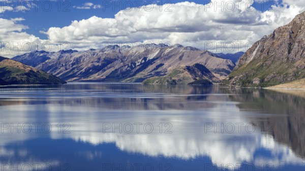Scenic view of Lake Hawea