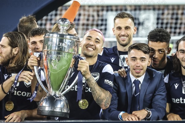 MELBOURNE, AUSTRALIA, FEBRUARY 05: Melbourne Victory and Jason Davidson celebrate winning after the 2021 FFA Cup Final match between Melbourne Victory and Central Coast Mariners at AAMI Park on February 05, 2022 in Melbourne, Australia, Oceania