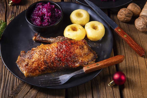 Klassische und knusprige geröstete ente mit kohl und knödel