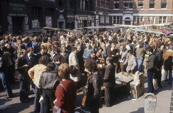London 1982. A London street view and Portobello road where people are seen walking and shopping for antiques on a saturday. Credit Roland Palm
