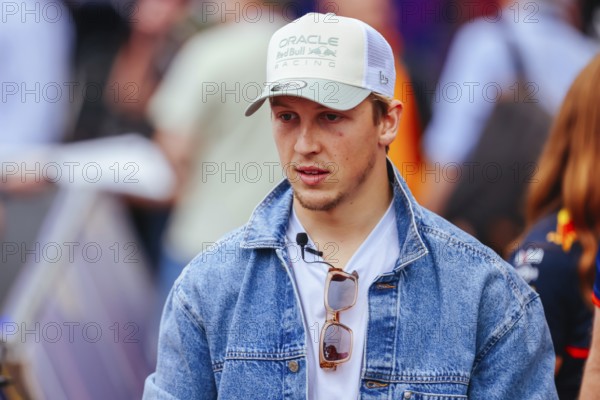 MELBOURNE, AUSTRALIA - MARCH 13: Liam Lawson of New Zealand and Oracle Red Bull Racing with fans before the 2025 Australian Grand Prix at Albert Park in Melbourne, Australia, Oceania