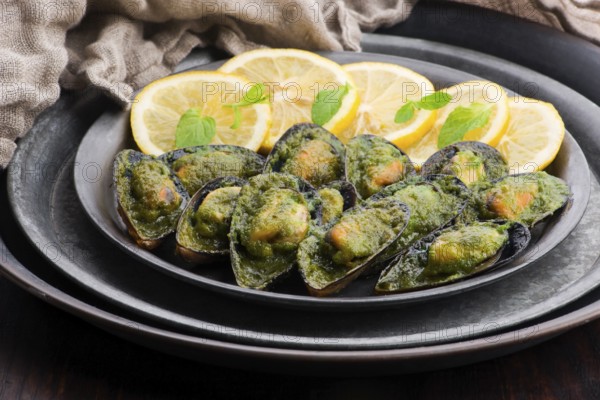 Seafood mussels with lemon, parsley and garlic