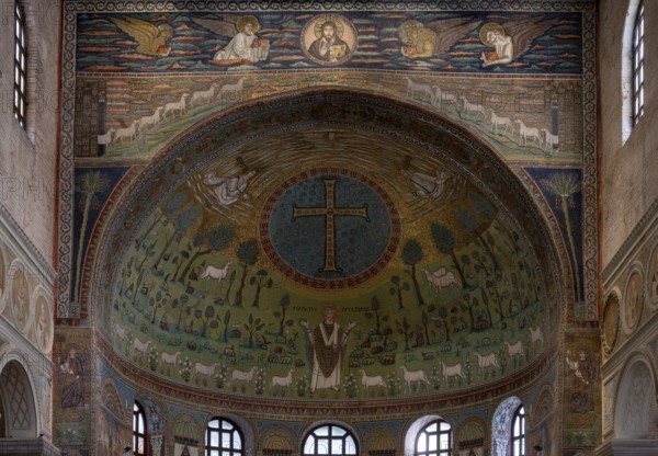 Ravenna, Basilica di Sant' Apollinare in Classe, calotte of the choir apse, mosaic with St Apollinaris and 12 lambs as the 12 apostles under the sign of the cross