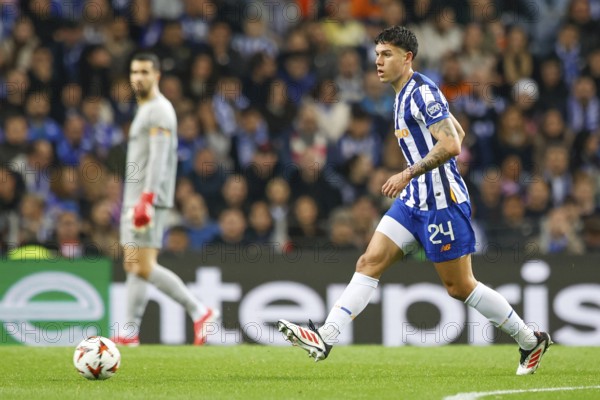 Portugal: Football Europa League, Play-Off - FC Porto vs. AS Roma - Estadio do Dragao, Porto: Nehuen PEREZ FC Porto on the ball