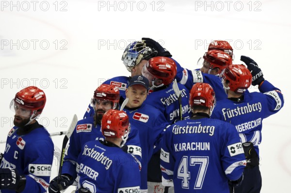 Wild Wings players celebrate the scorer of the 2-1 win, Zach Senyshyn (SERC Wild Wings) during the DEL 24-25, Sptg. 10: Schwenninger Wild Wings vs Iserlohn Roosters, Villingen-Schwenningen, Germany / Germany