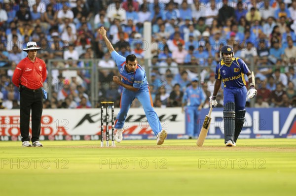Bowler Zaheer Khan bowls L umpire Aleem Dar Sri Lankan batsman Jayawardena ICC Cricket World Cup finals Wankhede Mumbai