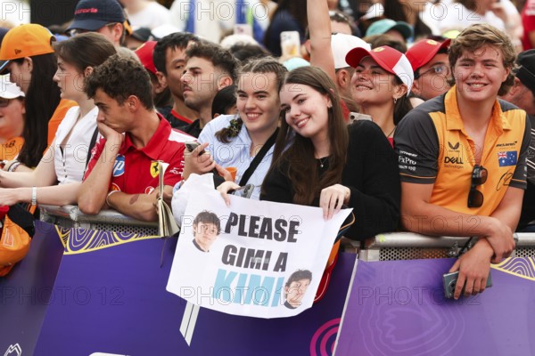 MELBOURNE, AUSTRALIA - MARCH 13: Fans wait for drivers to arrive before the 2025 Australian Grand Prix at Albert Park in Melbourne, Australia, Oceania