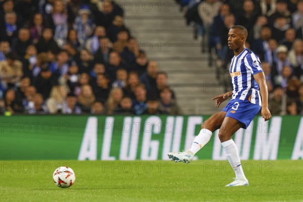 Portugal: Football Europa League, Play-Off - FC Porto vs. AS Roma - Estadio do Dragao, Porto: Tiago DJALO' FC Porto on the ball