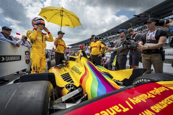 ALEX PALOU (10) of Barcelona, Spain prepares to qualify for the 108th Running of the Indianapolis 500 at the Indianapolis Motor Speedway in Speedway, IN