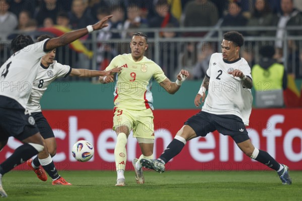 Football, U21, Friendly match, 2024/2025, Germany U21 vs. Spain U21, 25.03.2025, Merck-Stadion am Böllenfalltor, Darmstadt, Germany, Pharrel Nnamdi COLLINS (Germany U21, 02) in duel with Mateo JOSEPH Spain U21 centre, Europe