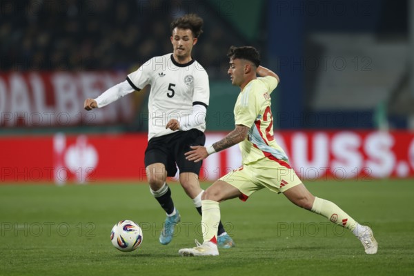 Football, U21, Friendly match, 2024/2025, Germany U21 vs. Spain U21, 25.03.2025, Merck-Stadion am Böllenfalltor, Darmstadt, Germany, Max ROSENFELDER (Germany U21, 05) in duel with Alex VALLE Spain U21, Europe