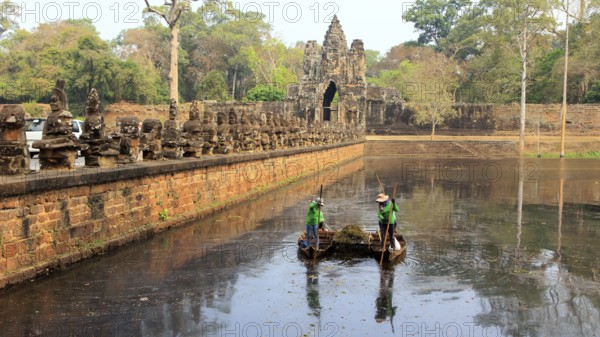 Balustrade with stone gods and demons on the bridge to the southern Tor tor of Angkor Thom