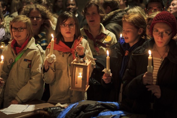The Light of Peace from Bethlehem, brought to Vienna by the ORF and collected there by a delegation of Münster scouts, is distributed to scouts from the entire diocese of Münster in a solemn ecumenical service