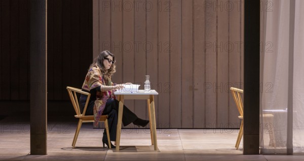 Die Frau ohne Schatten - an opera by Richard Strauss Staged at the Deutsche Oper, Berlin In this modern version, director Tobias Kratzer deals with the ethically complex topic of surrogacy. Media rehearsal from 23.01.2025 at the Deutsche Oper, Berlin. Participants: Daniela charburner Marina Prudenskaya Patrick Guetti Hye-Young Moon Chance Jonas-O'Toole Nina Solodovnikova Stephanie Wake-Edwards Jordan Shanahan Catherine Foster, Berlin