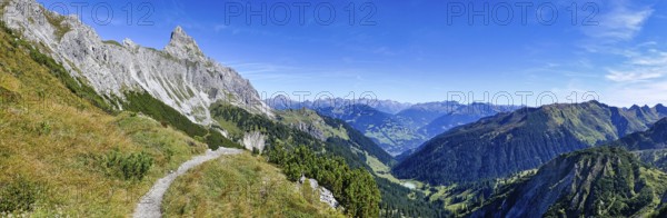 Path from Saulakof to Lüner Krinne with a view of the Zimba in Montafon