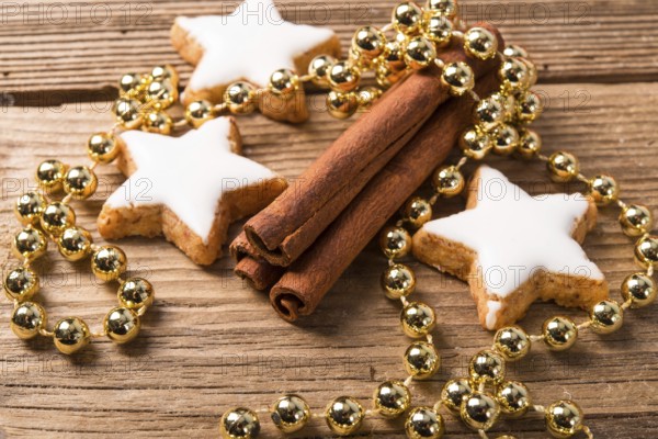 Cinnamon sticks and Christmas cake