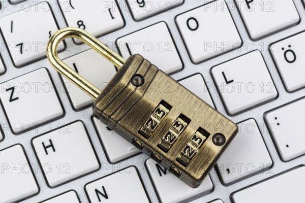 A padlock on a computer keyboard. Symbolic photo for data security and hacking Austria