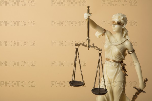 Justizia Figur auf beige Hintergrund