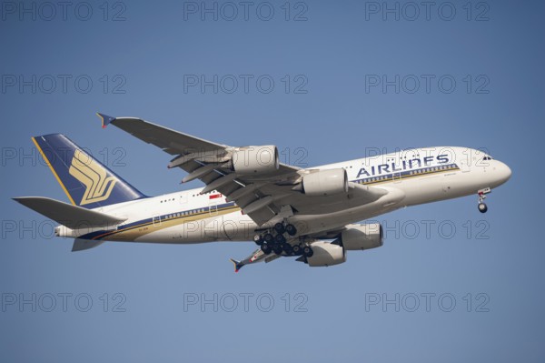 26.07.2023, Singapore, Republic of Singapore, Asia, A Singapore Airlines Airbus A380-800 passenger aircraft, registration 9V-SKW, on approach to Changi International Airport. Singapore Airlines is a member of the Star Alliance airline alliance, an international network of airlines, Asia