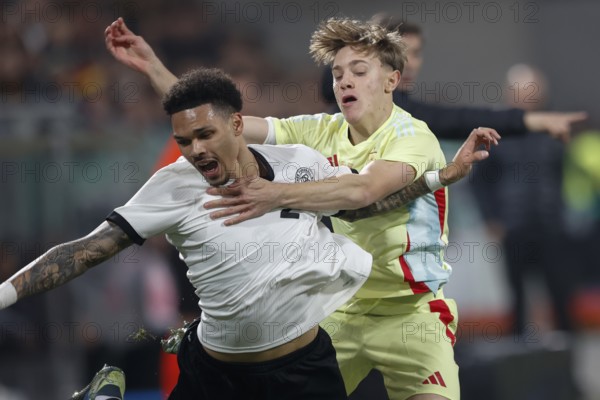 Football, U21, Friendly match, 2024/2025, Germany U21 vs. Spain U21, 25.03.2025, Merck-Stadion am Böllenfalltor, Darmstadt, Germany, Pharrel Nnamdi COLLINS (Germany U21, 02) in a duel with Jesus RODRIGUEZ Spain U21, Europe