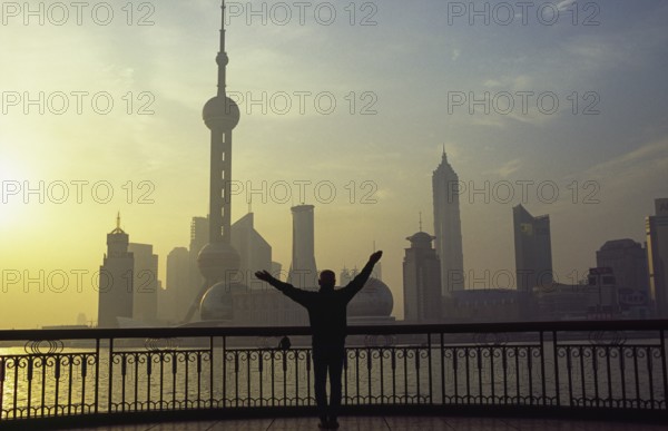 29.04.2005, Shanghai, People's Republic of China, Asia, A view from the Bund across the Huangpu River to the skyline of Shanghai's business district in Pudong with the Oriental Pearl television tower in the morning light