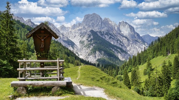 Impressive mountain scenery in the Klausbach valley near Ramsau (Berchtesgaden)