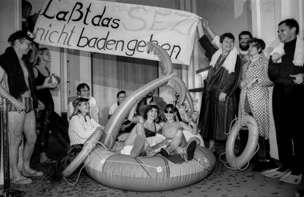 Germany, Berlin, 24.11.1994, Action by Bündnis 90 / The Greens in the Prussian Parliament in Berlin to preserve the SEZ (Sports and Recreation Centre), Europe