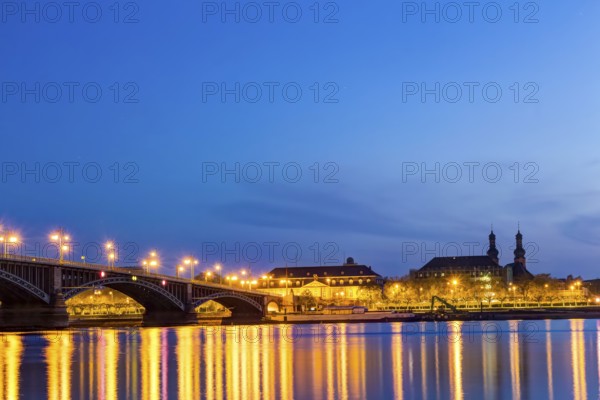 Die Skyline von Mainz zur blauen Stunde mit der Theodor-Heuss-Brücke über den Rhein