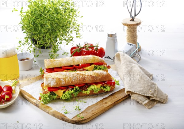 Crispy baguette with bacon, tomatoes and cheese