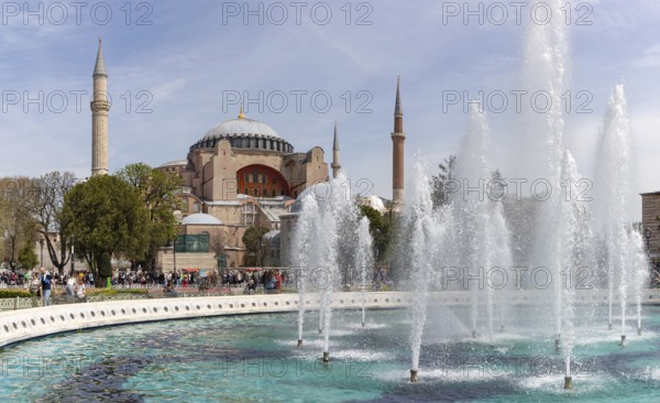 A picture of the Hagia Sophia and the Sultan Ahmet Park Fountain
