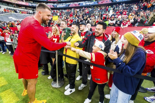 NFL International Series /Game : Miami Dolphins vs. Kansas City Chiefs on 05. Nov. 2023, in the Deutsche Bank Park, Frankfurt a.M., Germany Kansas City Chiefs, TE # 87 Trevis Kelce with the fans