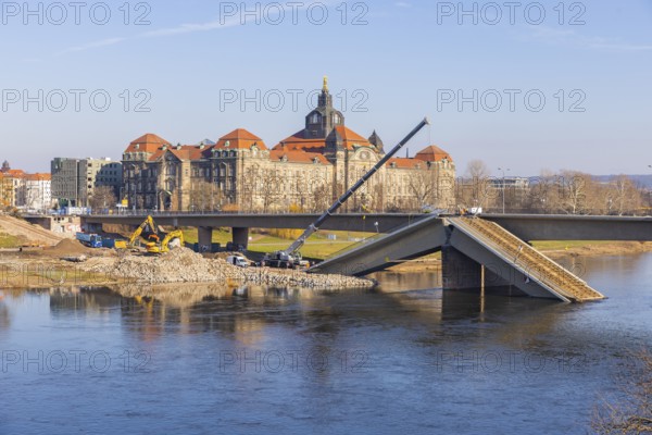 Demolition work continues after the partial collapse of the Carola Bridge, Dresden, Saxony, Germany, Europe