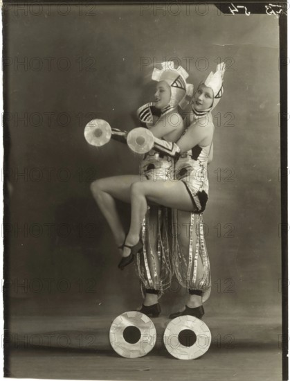 Varietee, Acrobats, Disguise, 1920s, Germany, Europe