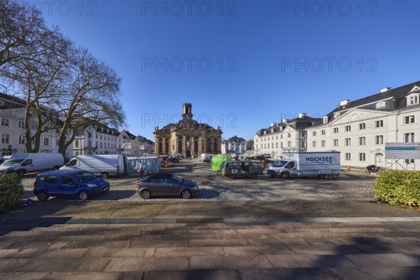Ludwigskirche, weekly market market, historical buildings, residential buildings, car park with vehicles, cars, market stalls, tree, blue sky, cloudless, Am Ludwigsplatz, Saarbrücken, state capital, regional association Saarbrücken, Saarland, Germany, Europe