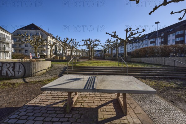 Residential area, apartment blocks, public table tennis table, bare trees, plane trees (Platanus), blue sky, cloudless, Nanteser Platz, Vorstadtstraße, Schlossstraße, Saarbrücken, regional capital, regional association Saarbrücken, Saarland, Germany, Europe