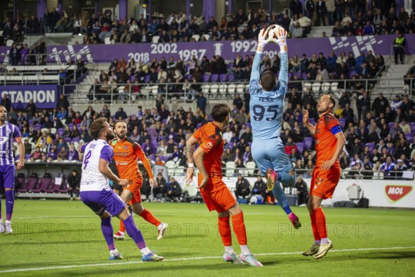 Football NL I. Hungary 2024/25 season, matchday 32: Újpest FC v Nyíregyháza Spartacus***Goalkeeper Béla Fejér (95, Spartacus) has the ball safely
