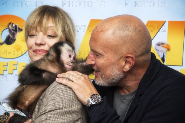 Benno Fürmann, Heike Makatsch, with the monkey, AKIKO DER FLIEGENDE AFFE (cinema release: 05.06.2025), Photo Call for the Berlin premiere at the Filmtheater am Friedrichshain, Berlin, 25.05.2025