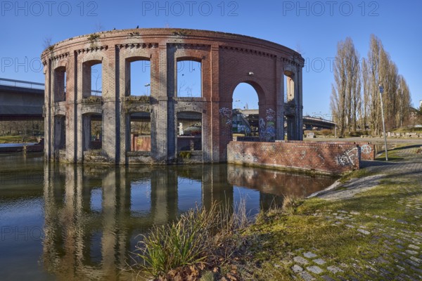 Park, pond, artificial ruin, trees, car and pedestrian bridge, symmetrical reflections, water surface, sidelight, blue sky, cloudless, Westspangenbrücke, Bürgerpark Hafeninsel, Saarbrücken, state capital, Regionalverband Saarbrücken, Saarland, Germany, Europe