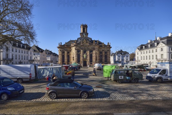 Ludwigskirche, weekly market market, historical buildings, residential buildings, parking lane with vehicles, cars, market stalls, tree, cobblestone pavement, blue sky, cloudless, Am Ludwigsplatz, Saarbrücken, state capital, Regionalverband Saarbrücken, Saarland, Germany, Europe