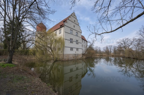 Moated castle, originally a manor house, converted into a Renaissance castle between 1612 and 1618, Neuhaus, Middle Franconia, Bavaria, Germany, Europe