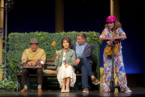 Janina Hartwig, Caroline Beil, Dieter Landuris, Hardy Krüger, FISCH SUCHT FAHRRAD, photo rehearsal on 14.05.2025 at the palace gardens Theatre, Berlin, premiere: 17.05.2025