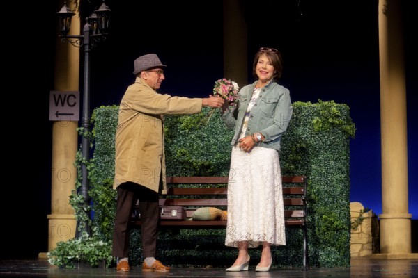 Janina Hartwig, Dieter Landuris, FISCH SUCHT FAHRRAD, photo rehearsal on 14.05.2025 at the palace gardens Theatre, Berlin, premiere: 17.05.2025