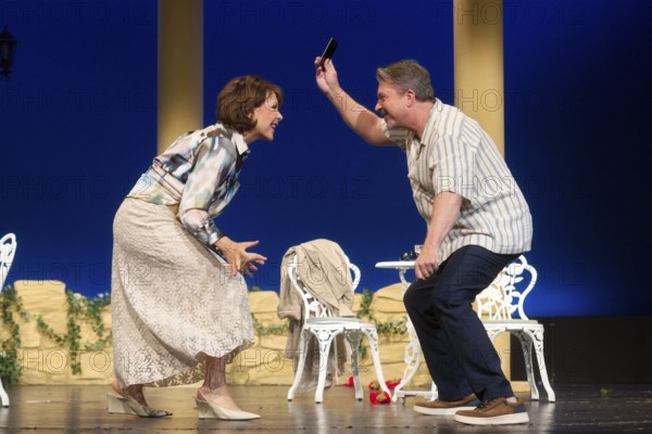 Janina Hartwig, Hardy Krüger, FISCH SUCHT FAHRRAD, photo rehearsal on 14.05.2025 at the palace gardens Theatre, Berlin, premiere: 17.05.2025