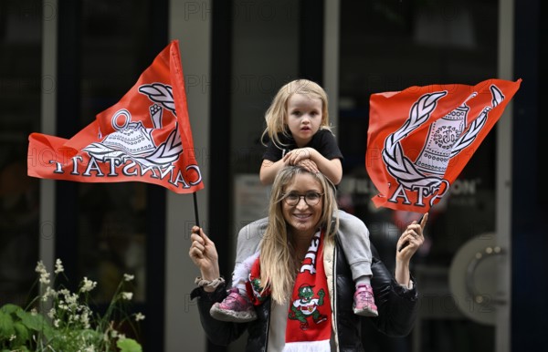 Woman, blonde, with girl, blonde, 4 years, sitting on shoulders, waving flags, flags of VfB Stuttgart, Cannstatt, can, scarf with mascot Fritzle, fans, smiling, Stuttgart, Baden-Württemberg, Germany, Europe