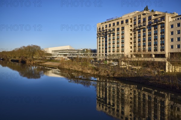 Congresshalle Saarbrücken, Mercure Hotel Saarbrücken, river Saar, modern architecture, concrete architecture, trees, bushes, reflections on the water surface, blue cloudless sky, Willi-Graf-Ufer, Saarblick Steg, Saarbrücken, state capital, regional association Saarbrücken, Saarland, Germany, Europe