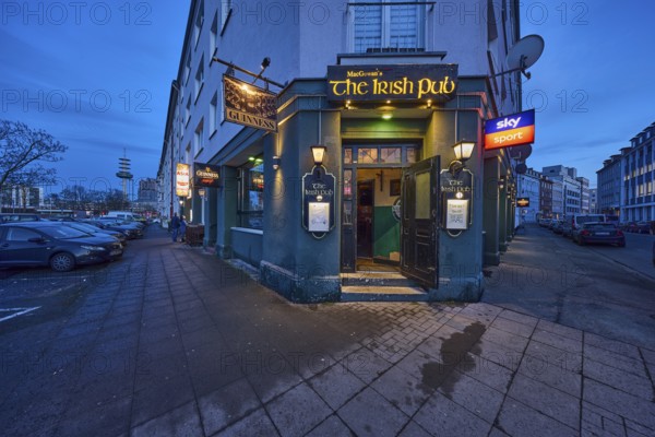 Irish Pub, MacGowan's The Irish Pub, residential and commercial building, parking boxes, multi-family houses, entrance area of a restaurant, evening blue hour, blue evening sky, cirrostratus clouds, Brüderstraße, Odeonstraße, Hanover, state capital, Hanover region, Lower Saxony, Germany, Europe