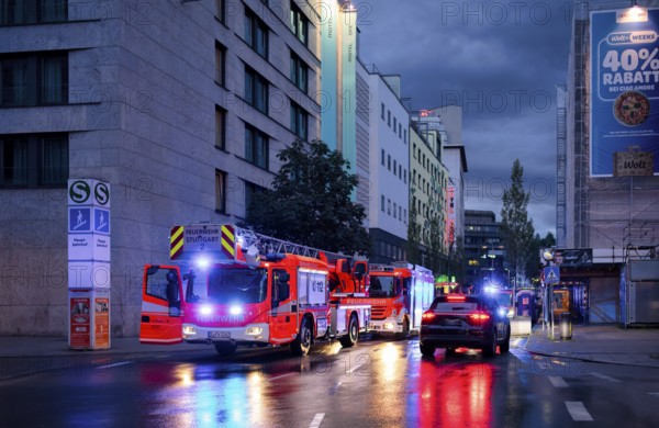 Night shot, blue light, large-scale deployment of the Stuttgart fire brigade due to an emergency doctor's operation between the main railway station and Schwabstraße, Stuttgart, Baden-Württemberg, Germany, Europe