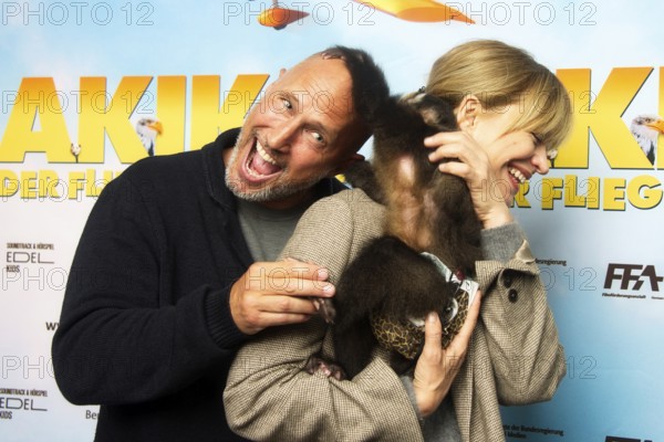 Benno Fürmann, Heike Makatsch, with the monkey, AKIKO DER FLIEGENDE AFFE (cinema release: 05.06.2025), Photo Call for the Berlin premiere at the Filmtheater am Friedrichshain, Berlin, 25.05.2025